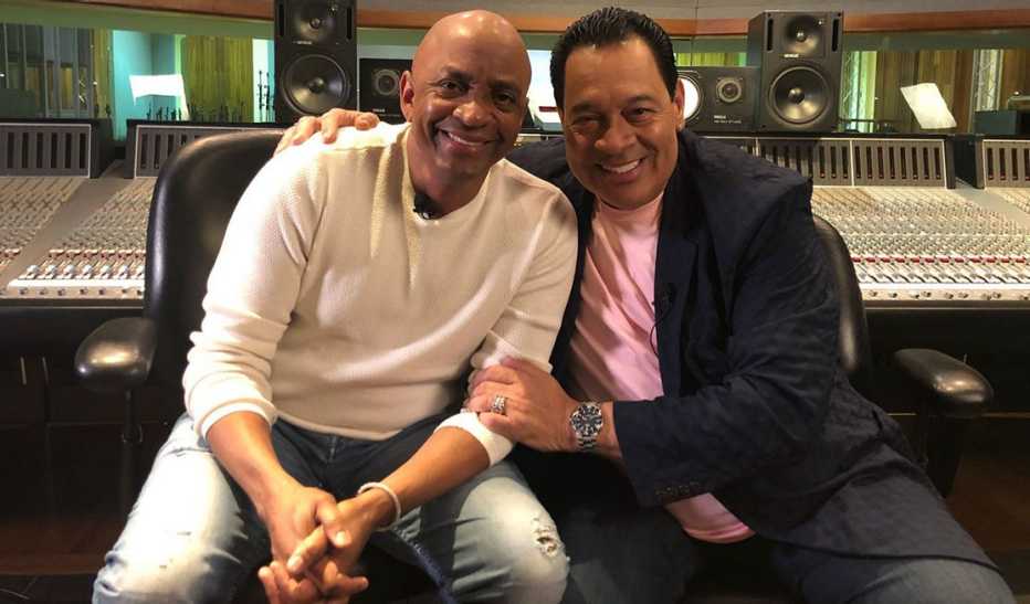 Sergio George y Tito Nieves en un estudio de grabación