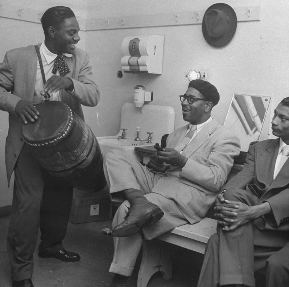 El percusionista Chano Pozo, izq., y Dizzy Gillespie, centro.