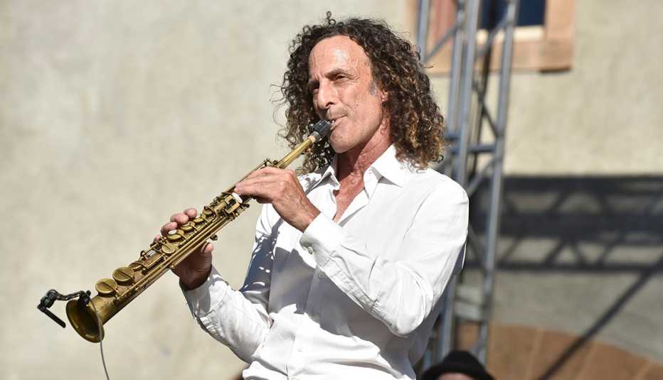 Kenny G tocando su saxofón.