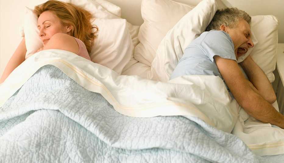 Pareja durmiendo en la cama - Inercia sexual
