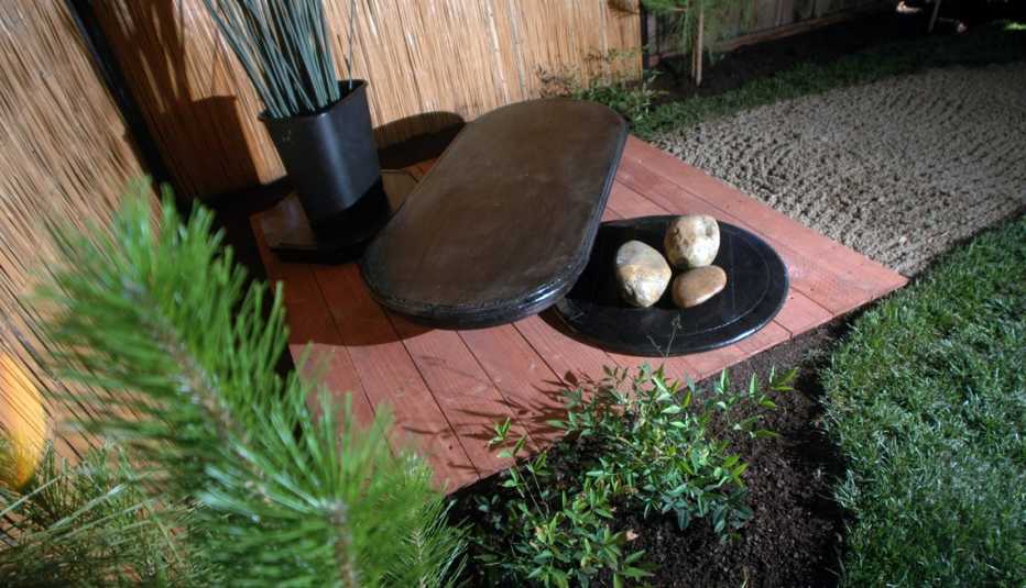 Jardín Zen con rocas en la esquina del patio de una casa.
