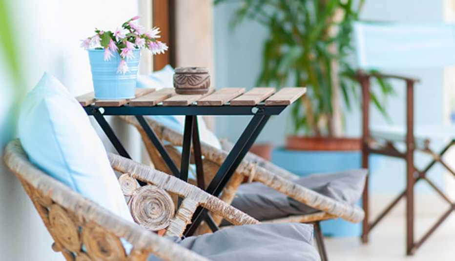 Silla y mesa con apariencia rústica.