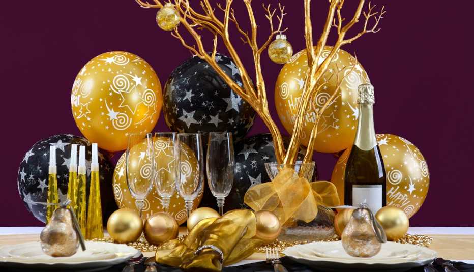 Mesa decorada para la cena de Año Nuevo.