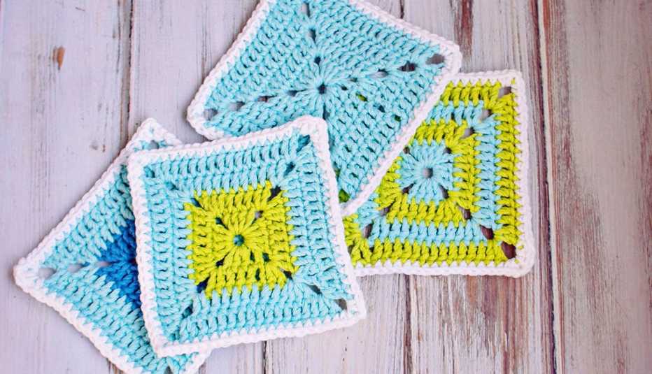 Posavasos azules y verdes tejidos a croché 