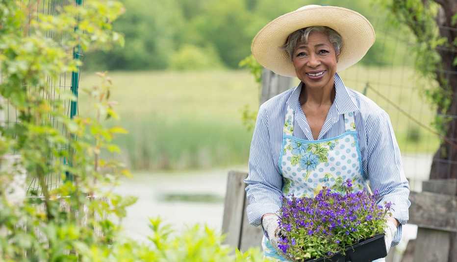 Una mujer laborando en su jardín