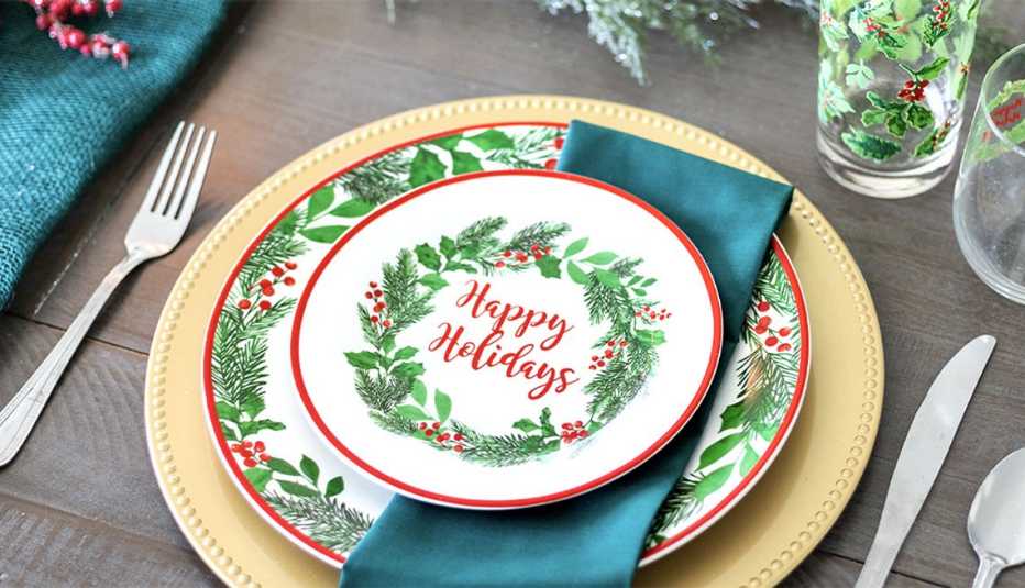 Platos servilletas tazas y cubiertos para celebrar las fiestas de fin de año