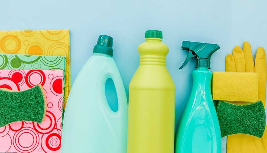 Productos de limpieza, esponjas y guantes