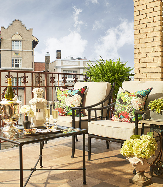 Foto de un balcón de Washington DC muestra una sala de patio