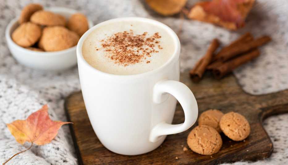 Una bebida con leche cubierta con canela