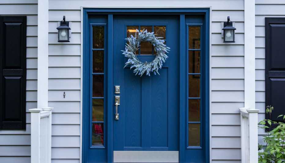 Puerta de color azul con una guirnalda colgada