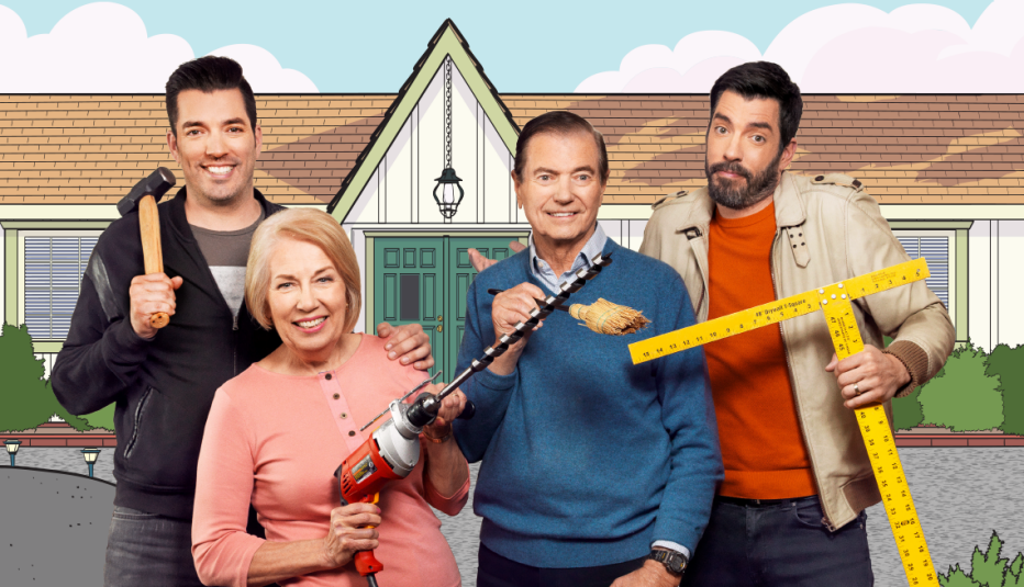 Jonathan y Drew Scott junto con sus padres sostienen herramientas de construcción
