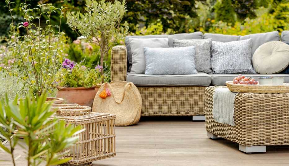 Terraza con muebles y plantas de mimbre