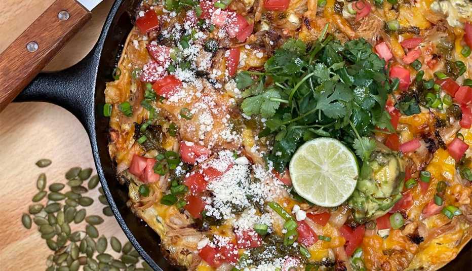 Enchiladas de pollo y chile verde en capas