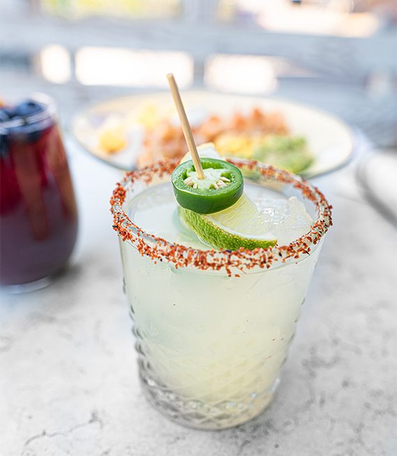 Margarita con limón y jalapeños