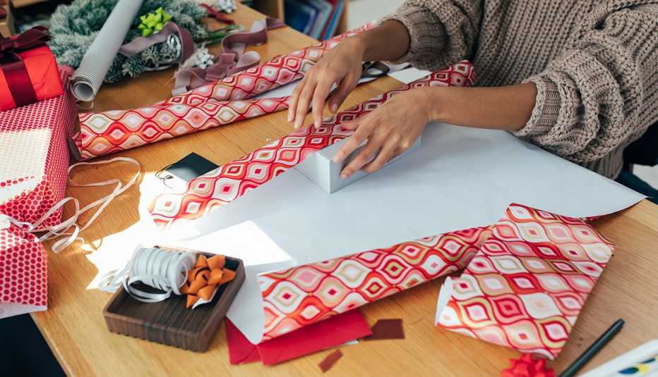 Mujer envuelve regalos 