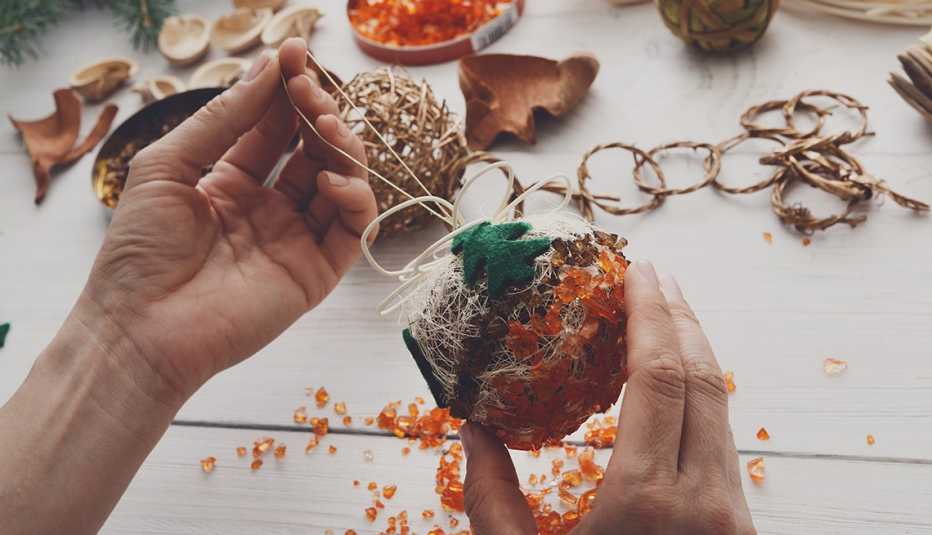 Fabricación artesanal de bolas y adornos navideños con fieltro de abeto. 