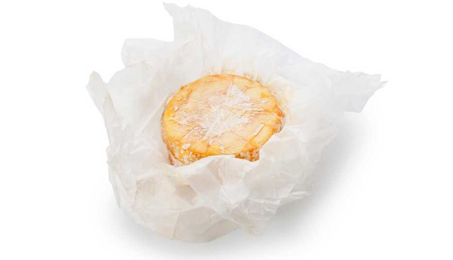 Queso dentro de papel encerado