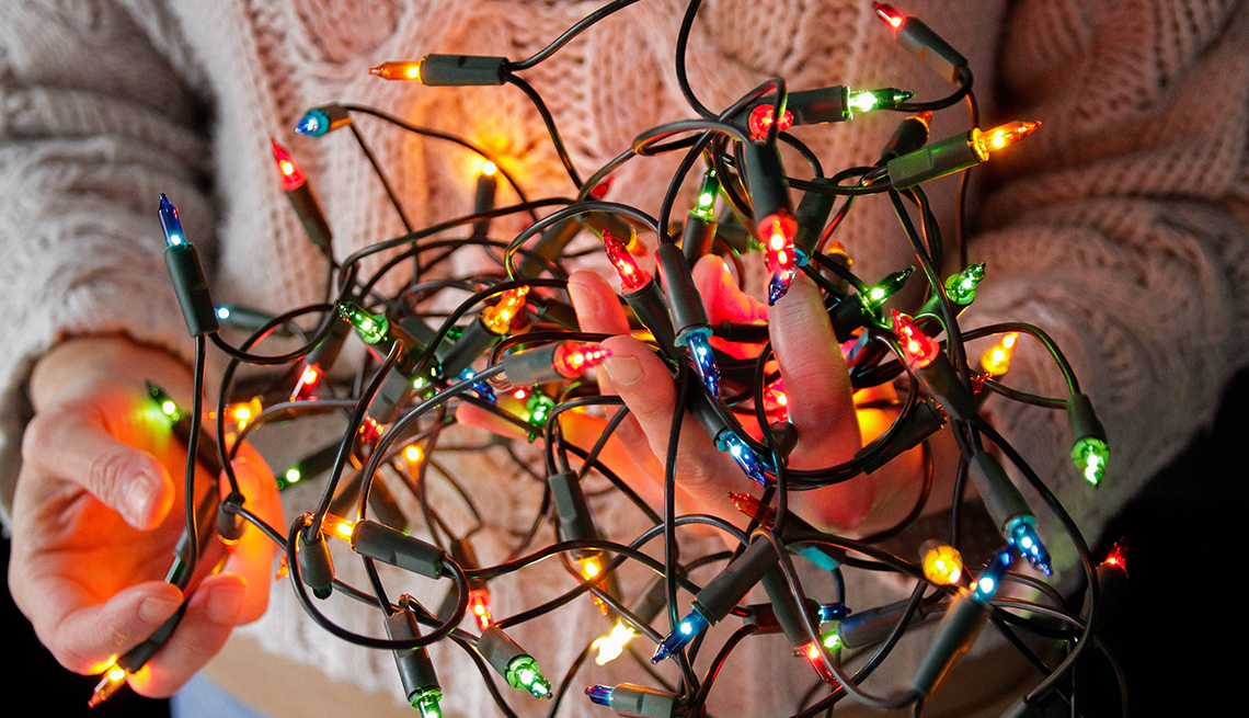 Persona sostiene luces navideñas