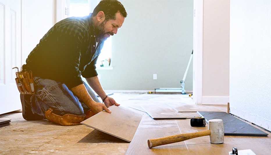 Hombre instalando piso de vinilo