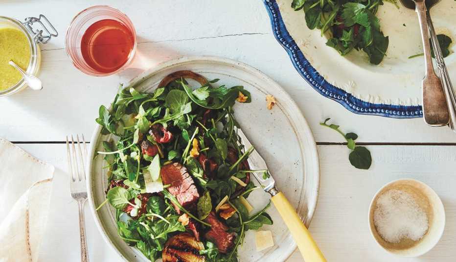 Ensalada de bistec y salsa verde