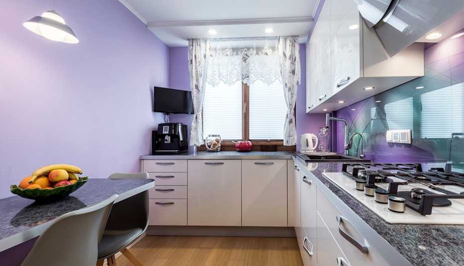 Cocina con las paredes pintadas de un color morado llamado Very Peri