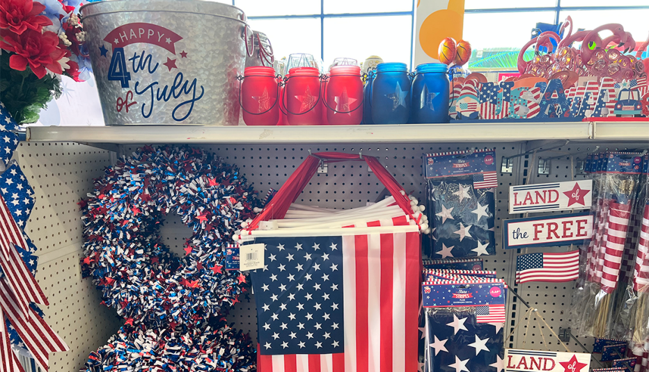 Decoraciones del 4 de julio disponibles en tiendas de dólar, como coronas, banderas y cubos.