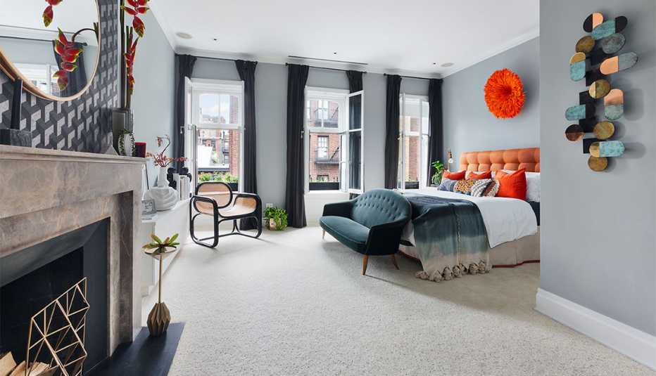 habitación principal decorada para vender casa en el dos cero ocho de la calle once oeste