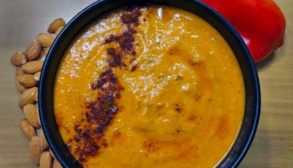 Gazpacho con pimiento rojo y almendras