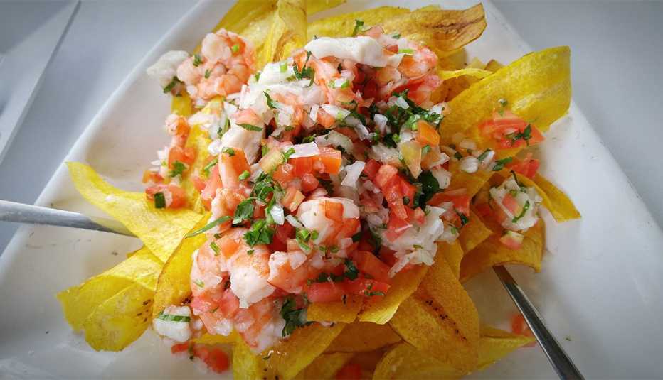 Ceviche y chips de plátano