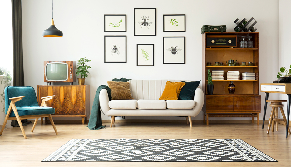 Sala interior con un tema decorativo de plantas e insectos