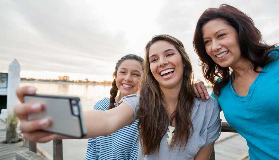 Es posible aprender de los más jóvenes - Madre y sus dos hijas soríen