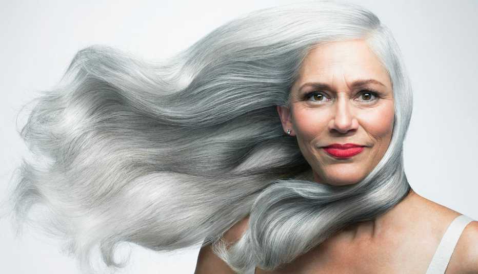 Cómo llevar el cabello largo después de los 50