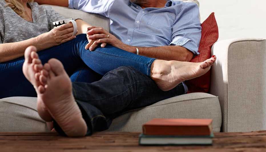 Pareja sentada en un sofá