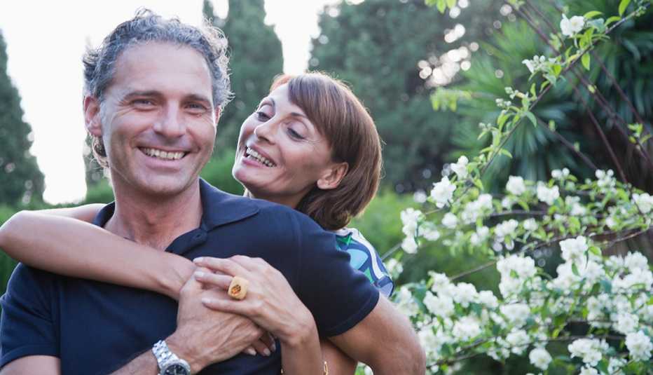 Peculiaridades de encontrar pareja en internet pasados los 50 - Pareja sonríe y se abraza