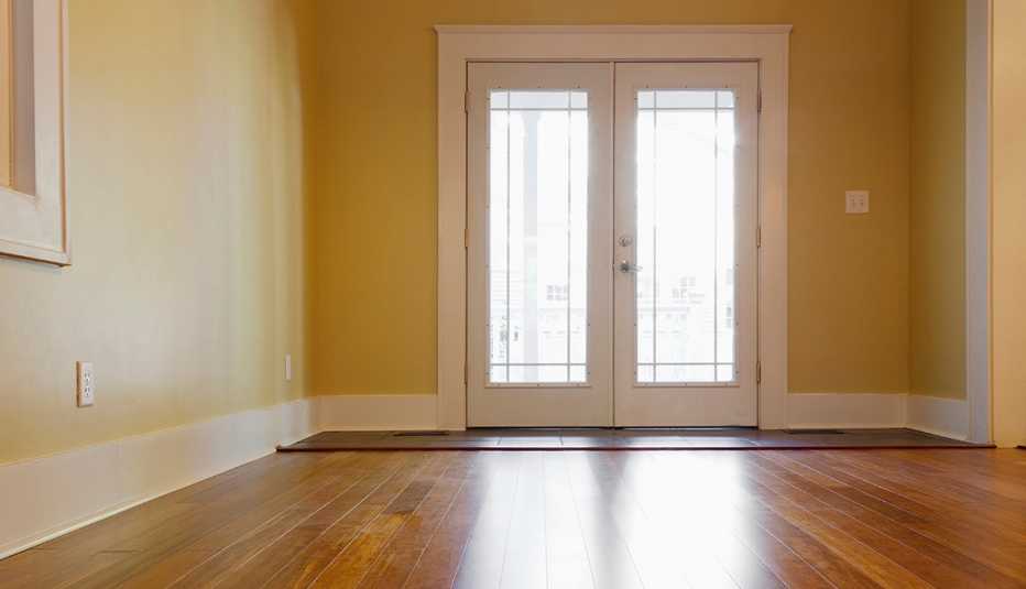 Un piso de madera iluminado por rayos del sol