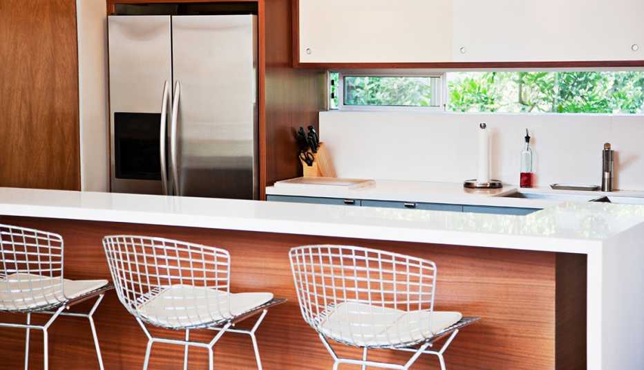 Vista de una cocina con comedor informal