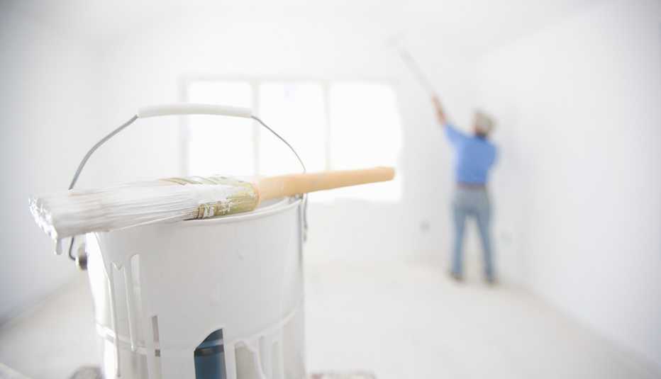 Hombre pintando una habitación blanca