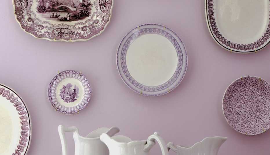Platos decorativos colgados en pared