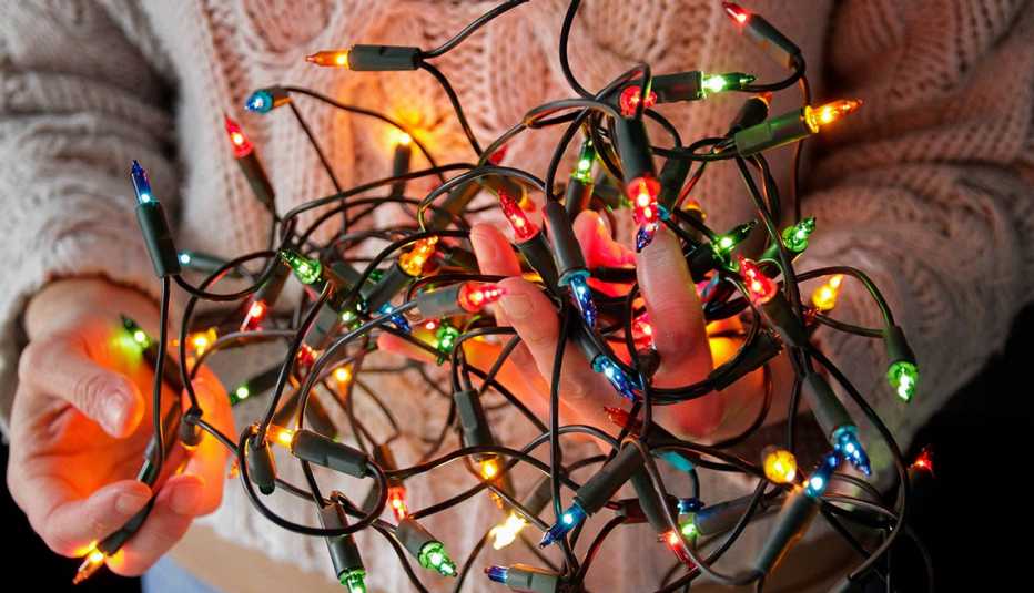 Persona sostiene luces navideñas