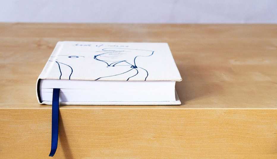 Libro sobre una mesa con la portada hacia arriba