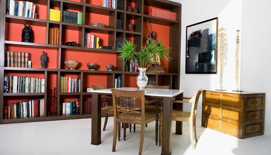 Primer plano de una sala con estantería en el fondo.