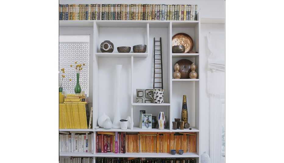 Estantería con varios objetos decorativos como libros y fotos