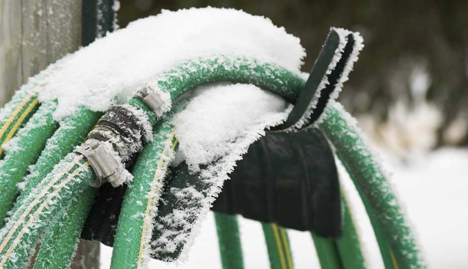 Manguera cubierta de nieve