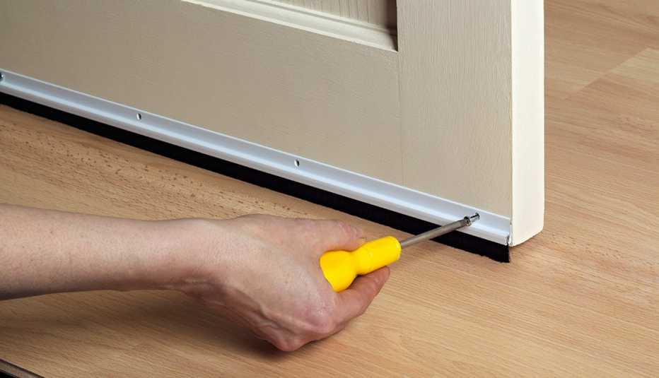 Persona ajustando una puerta