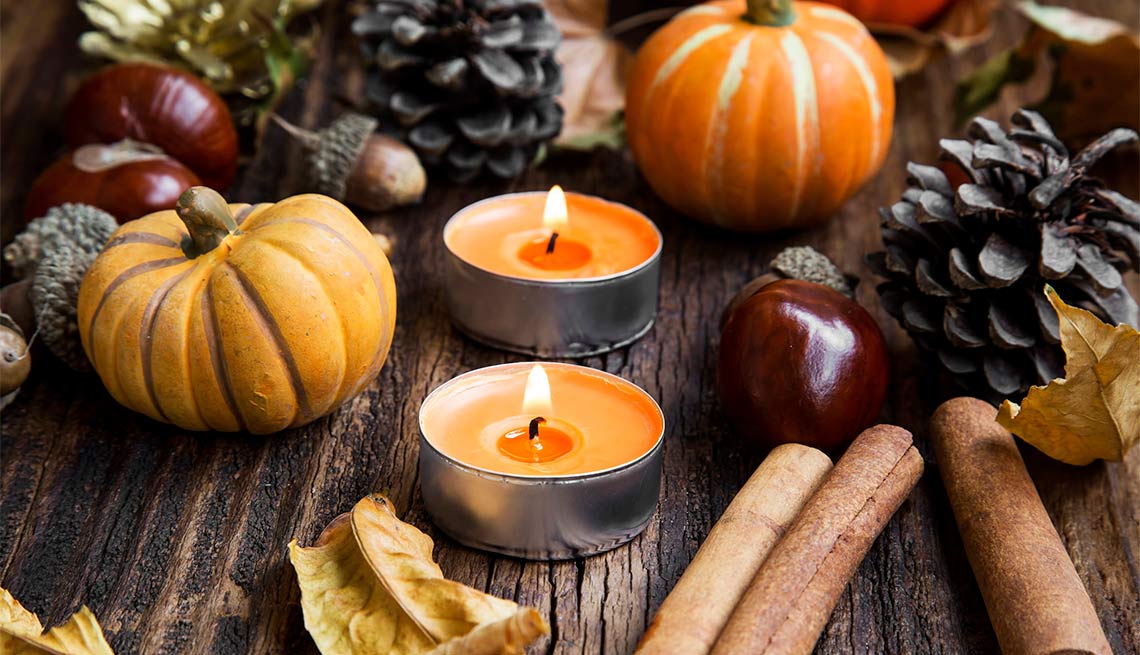 Centro me mesa con velas y calabazas