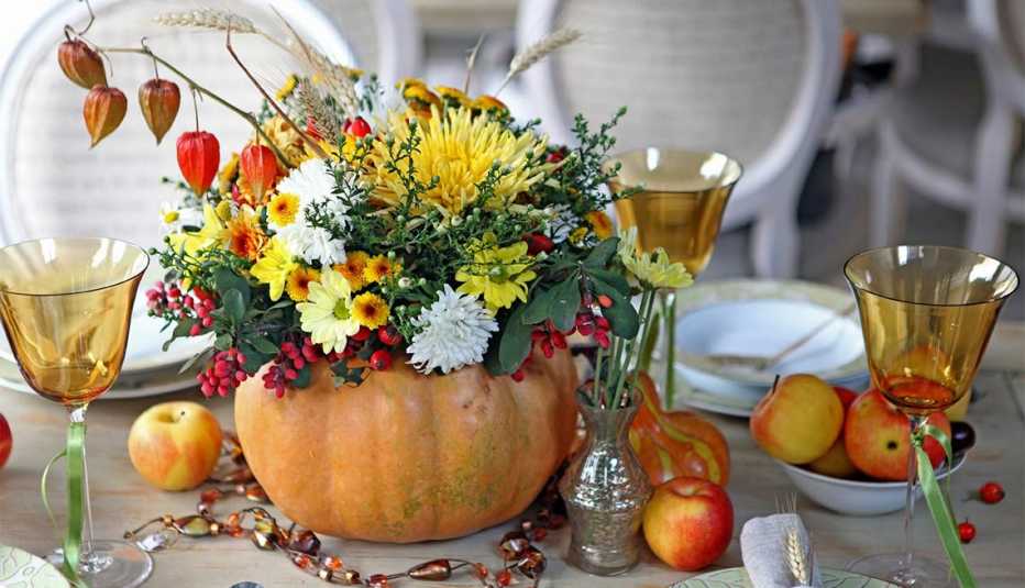 Centro de mesa de una calabaza con flores