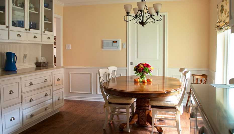 Salón comedor con mobiliario blanco y madera natural