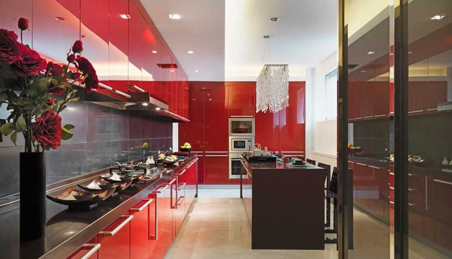 Cocina con mobiliario rojo