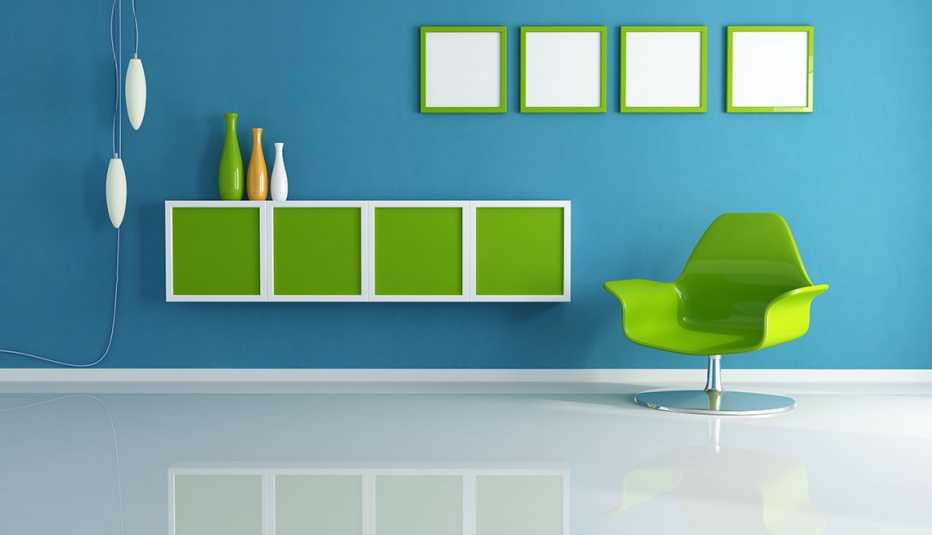 Mobiliario verde con una pared azul de fondo