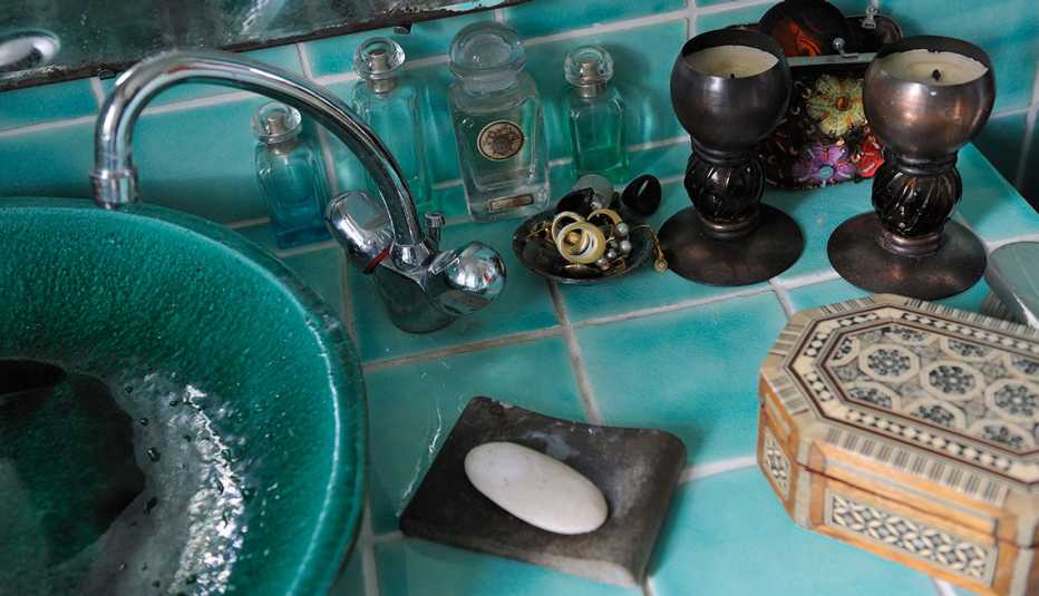 Diversos accesorios sobre un lavamanos